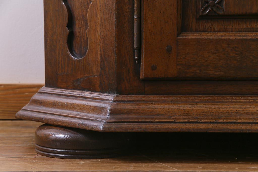 ビンテージ　オランダ　輸入家具　高級品　オーク材の温かみと風格ある佇まいが魅力の食器棚(カップボード、収納棚、飾り棚)