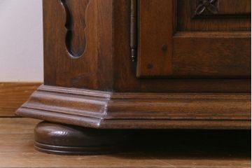 ビンテージ　オランダ　輸入家具　高級品　オーク材の温かみと風格ある佇まいが魅力の食器棚(カップボード、収納棚、飾り棚)