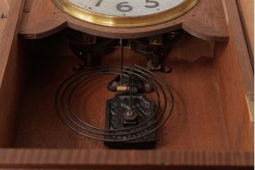 アンティーク雑貨　昭和初期　Mマーク　手巻き　ゼンマイ式　彫り装飾がクラシカルな雰囲気の振り子時計(柱時計、壁掛け時計)