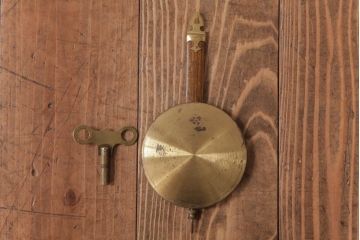 アンティーク雑貨　昭和初期　Mマーク　手巻き　ゼンマイ式　彫り装飾がクラシカルな雰囲気の振り子時計(柱時計、壁掛け時計)
