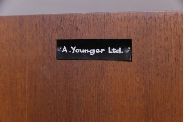 ヴィンテージ家具　イギリスビンテージ　younger社　ペイント　落ち着いた色味と丸い取っ手が愛らしいレトロなサイドボード(収納棚)
