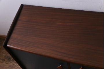 ヴィンテージ家具　イギリスビンテージ　younger社　ペイント　落ち着いた色味と丸い取っ手が愛らしいレトロなサイドボード(収納棚)