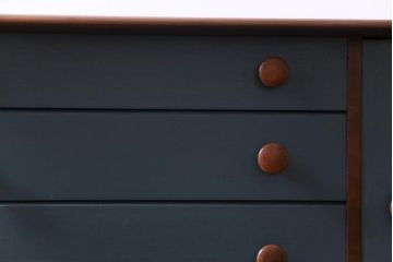 ヴィンテージ家具　イギリスビンテージ　younger社　ペイント　落ち着いた色味と丸い取っ手が愛らしいレトロなサイドボード(収納棚)