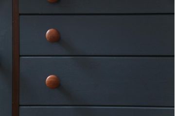 ヴィンテージ家具　イギリスビンテージ　younger社　ペイント　落ち着いた色味と丸い取っ手が愛らしいレトロなサイドボード(収納棚)
