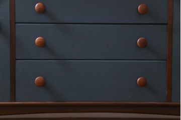 ヴィンテージ家具　イギリスビンテージ　younger社　ペイント　落ち着いた色味と丸い取っ手が愛らしいレトロなサイドボード(収納棚)