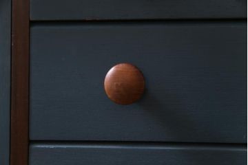 ヴィンテージ家具　イギリスビンテージ　younger社　ペイント　落ち着いた色味と丸い取っ手が愛らしいレトロなサイドボード(収納棚)