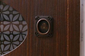 アンティーク家具　和製アンティーク　当店オリジナルガラス　丸窓がおしゃれな桐材製のリメイク箪笥ローボード(戸棚)