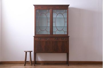 アンティーク家具　イギリスアンティーク　Christopher Pratt&Sons　BRADFORD　象嵌　繊細なデザインの飾り棚(戸棚)