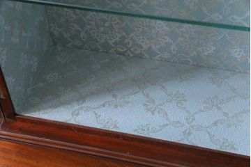 アンティーク家具　イギリスアンティーク　Christopher Pratt&Sons　BRADFORD　象嵌　繊細なデザインの飾り棚(戸棚)