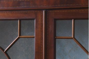 アンティーク家具　イギリスアンティーク　Christopher Pratt&Sons　BRADFORD　象嵌　繊細なデザインの飾り棚(戸棚)