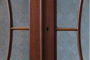 アンティーク家具　イギリスアンティーク　Christopher Pratt&Sons　BRADFORD　象嵌　繊細なデザインの飾り棚(戸棚)