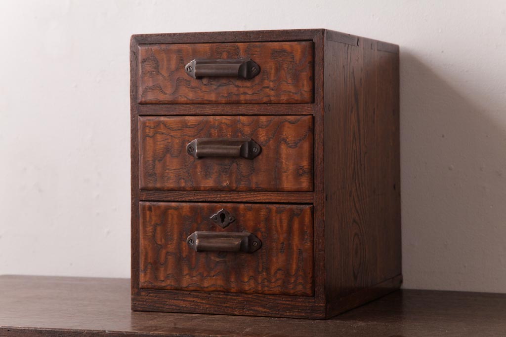 アンティーク家具　和製アンティーク　個性的な木目が目を引くタモ材製小引き出し(小物収納)