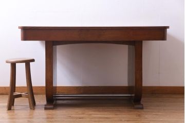 ヴィンテージ家具　イギリスビンテージ　オーク材　脚と天板が個性的な重厚感漂う4人掛けダイニングテーブル
