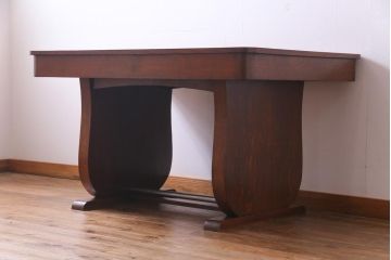 ヴィンテージ家具　イギリスビンテージ　オーク材　脚と天板が個性的な重厚感漂う4人掛けダイニングテーブル