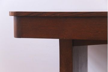 ヴィンテージ家具　イギリスビンテージ　オーク材　脚と天板が個性的な重厚感漂う4人掛けダイニングテーブル