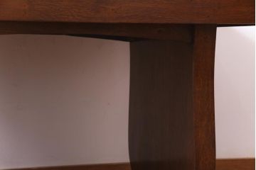 ヴィンテージ家具　イギリスビンテージ　オーク材　脚と天板が個性的な重厚感漂う4人掛けダイニングテーブル