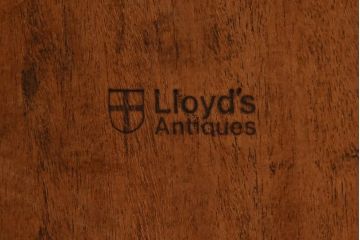 ヴィンテージ家具　イギリスビンテージ　オーク材　脚と天板が個性的な重厚感漂う4人掛けダイニングテーブル
