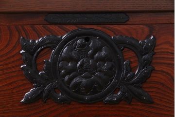 中古　岩谷堂箪笥　天板リメイク・栗無垢材　思わず目がいくダイナミックな杢目の衣装箪笥(ローボード、チェスト)