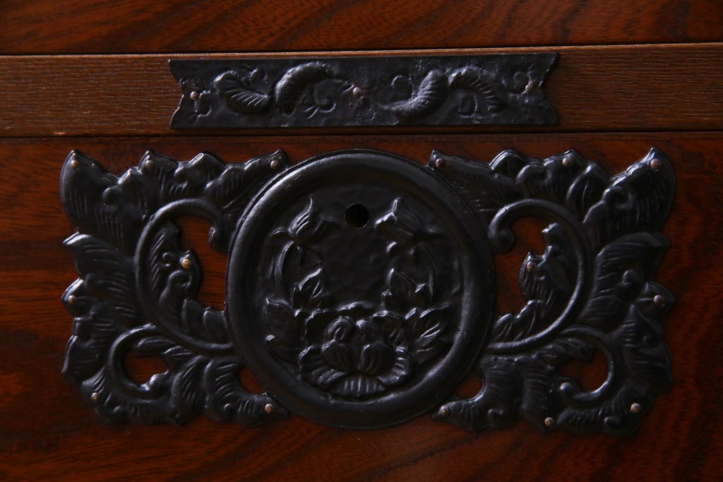 中古　国産民芸家具　桐・ケヤキ材　脚付リメイク　貫録のある佇まいの整理箪笥(和タンス)