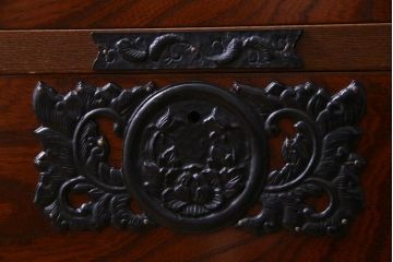 中古　国産民芸家具　桐・ケヤキ材　脚付リメイク　貫録のある佇まいの整理箪笥(和タンス)