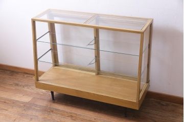 レトロ家具　昭和中期　ナラ材　台形　レトロな佇まいが魅力的なガラスケース(ショーケース、飾り棚、陳列棚)