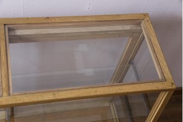 レトロ家具　昭和中期　ナラ材　台形　レトロな佇まいが魅力的なガラスケース(ショーケース、飾り棚、陳列棚)