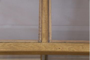 レトロ家具　昭和中期　ナラ材　台形　レトロな佇まいが魅力的なガラスケース(ショーケース、飾り棚、陳列棚)