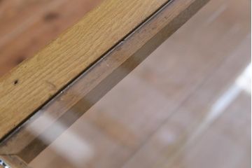 レトロ家具　昭和中期　ナラ材　台形　レトロな佇まいが魅力的なガラスケース(ショーケース、飾り棚、陳列棚)