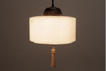 昭和レトロ　タッセル(飾り房)付き　梅の形をしたシェードが注目を集める天井照明(吊り下げ照明)