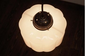 昭和レトロ　タッセル(飾り房)付き　梅の形をしたシェードが注目を集める天井照明(吊り下げ照明)