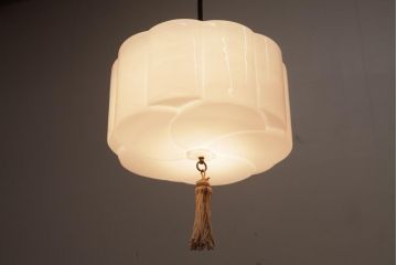 昭和レトロ　タッセル(飾り房)付き　梅の形をしたシェードが注目を集める天井照明(吊り下げ照明)