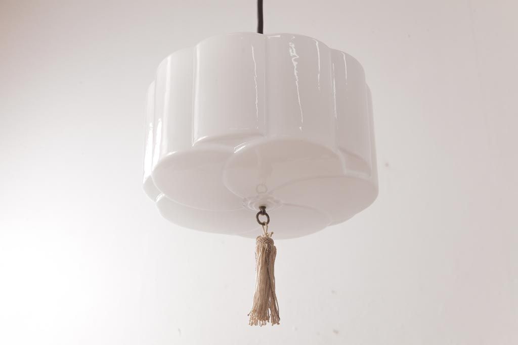 昭和レトロ　タッセル(飾り房)付き　梅の形をしたシェードが注目を集める天井照明(吊り下げ照明)