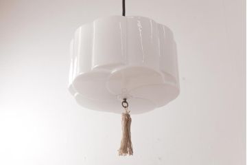 昭和レトロ　タッセル(飾り房)付き　梅の形をしたシェードが注目を集める天井照明(吊り下げ照明)