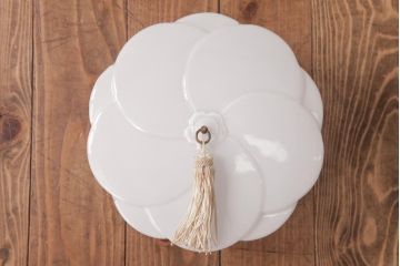 昭和レトロ　タッセル(飾り房)付き　梅の形をしたシェードが注目を集める天井照明(吊り下げ照明)