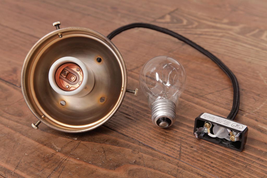 昭和レトロ　タッセル(飾り房)付き　梅の形をしたシェードが注目を集める天井照明(吊り下げ照明)