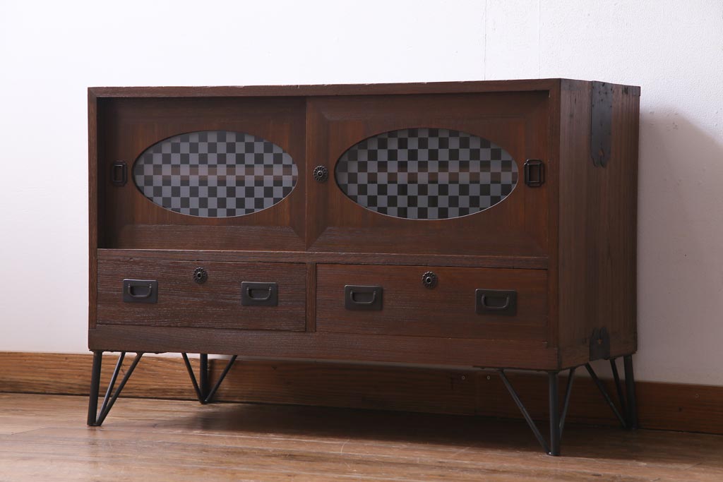 リメイク家具　桐材　当店オリジナルガラス　レトロな雰囲気溢れる鉄脚付き箪笥ローボード(テレビボード、収納棚、リビングボード)