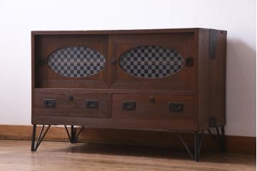 リメイク家具　桐材　当店オリジナルガラス　レトロな雰囲気溢れる鉄脚付き箪笥ローボード(テレビボード、収納棚、リビングボード)