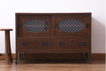 リメイク家具　桐材　当店オリジナルガラス　レトロな雰囲気溢れる鉄脚付き箪笥ローボード(テレビボード、収納棚、リビングボード)