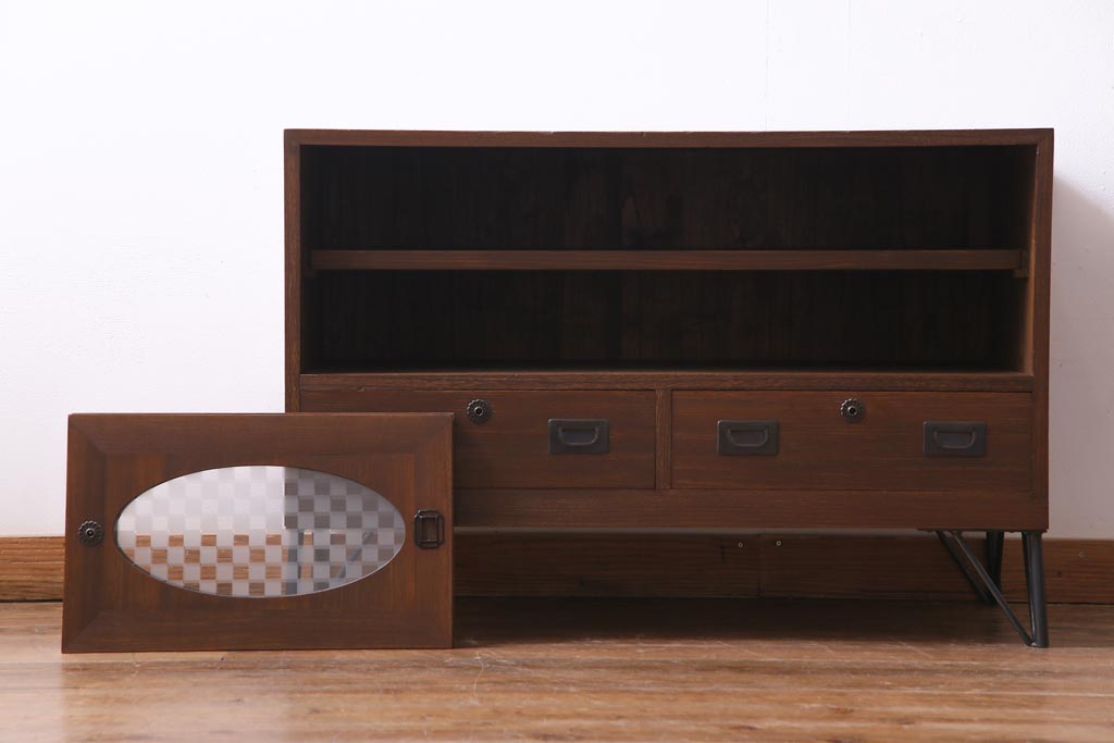 リメイク家具　桐材　当店オリジナルガラス　レトロな雰囲気溢れる鉄脚付き箪笥ローボード(テレビボード、収納棚、リビングボード)
