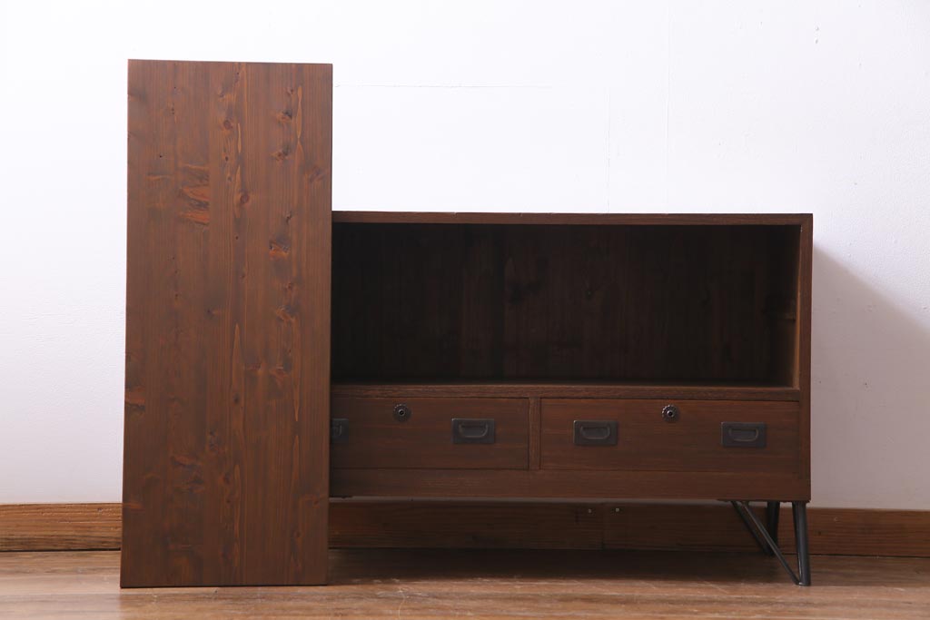 リメイク家具　桐材　当店オリジナルガラス　レトロな雰囲気溢れる鉄脚付き箪笥ローボード(テレビボード、収納棚、リビングボード)