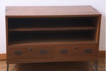 リメイク家具　桐材　当店オリジナルガラス　レトロな雰囲気溢れる鉄脚付き箪笥ローボード(テレビボード、収納棚、リビングボード)