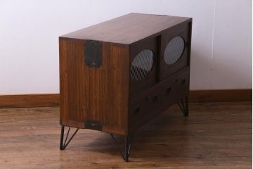 リメイク家具　桐材　当店オリジナルガラス　レトロな雰囲気溢れる鉄脚付き箪笥ローボード(テレビボード、収納棚、リビングボード)