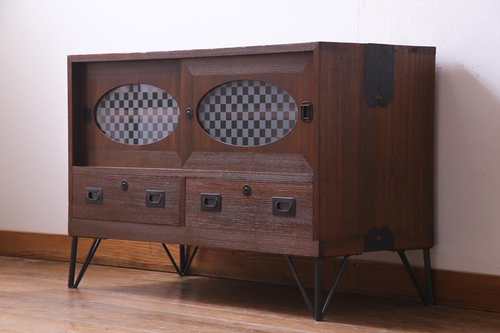 リメイク家具　桐材　当店オリジナルガラス　レトロな雰囲気溢れる鉄脚付き箪笥ローボード(テレビボード、収納棚、リビングボード)
