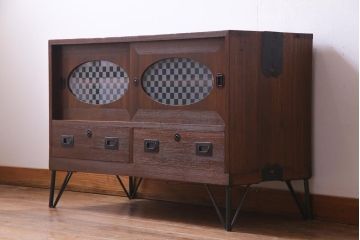 リメイク家具　桐材　当店オリジナルガラス　レトロな雰囲気溢れる鉄脚付き箪笥ローボード(テレビボード、収納棚、リビングボード)