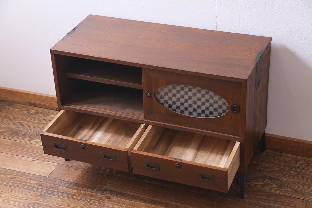 リメイク家具　桐材　当店オリジナルガラス　レトロな雰囲気溢れる鉄脚付き箪笥ローボード(テレビボード、収納棚、リビングボード)