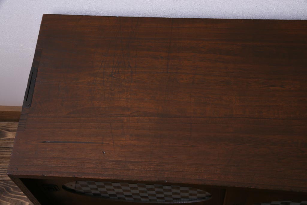 リメイク家具　桐材　当店オリジナルガラス　レトロな雰囲気溢れる鉄脚付き箪笥ローボード(テレビボード、収納棚、リビングボード)