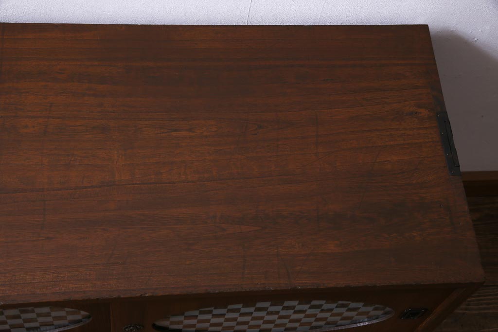 リメイク家具　桐材　当店オリジナルガラス　レトロな雰囲気溢れる鉄脚付き箪笥ローボード(テレビボード、収納棚、リビングボード)