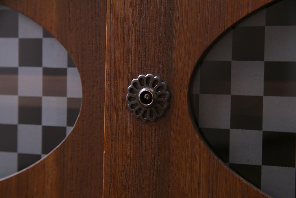 リメイク家具　桐材　当店オリジナルガラス　レトロな雰囲気溢れる鉄脚付き箪笥ローボード(テレビボード、収納棚、リビングボード)