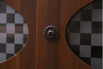 リメイク家具　桐材　当店オリジナルガラス　レトロな雰囲気溢れる鉄脚付き箪笥ローボード(テレビボード、収納棚、リビングボード)