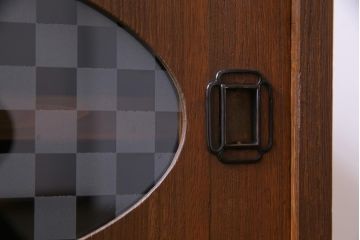 リメイク家具　桐材　当店オリジナルガラス　レトロな雰囲気溢れる鉄脚付き箪笥ローボード(テレビボード、収納棚、リビングボード)